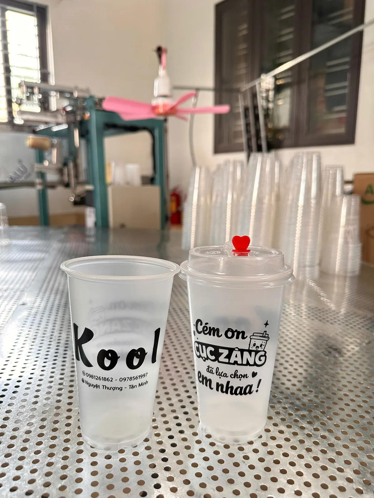 Mẫu cốc nhựa in logo thực tế tại xưởng In Hương Lan