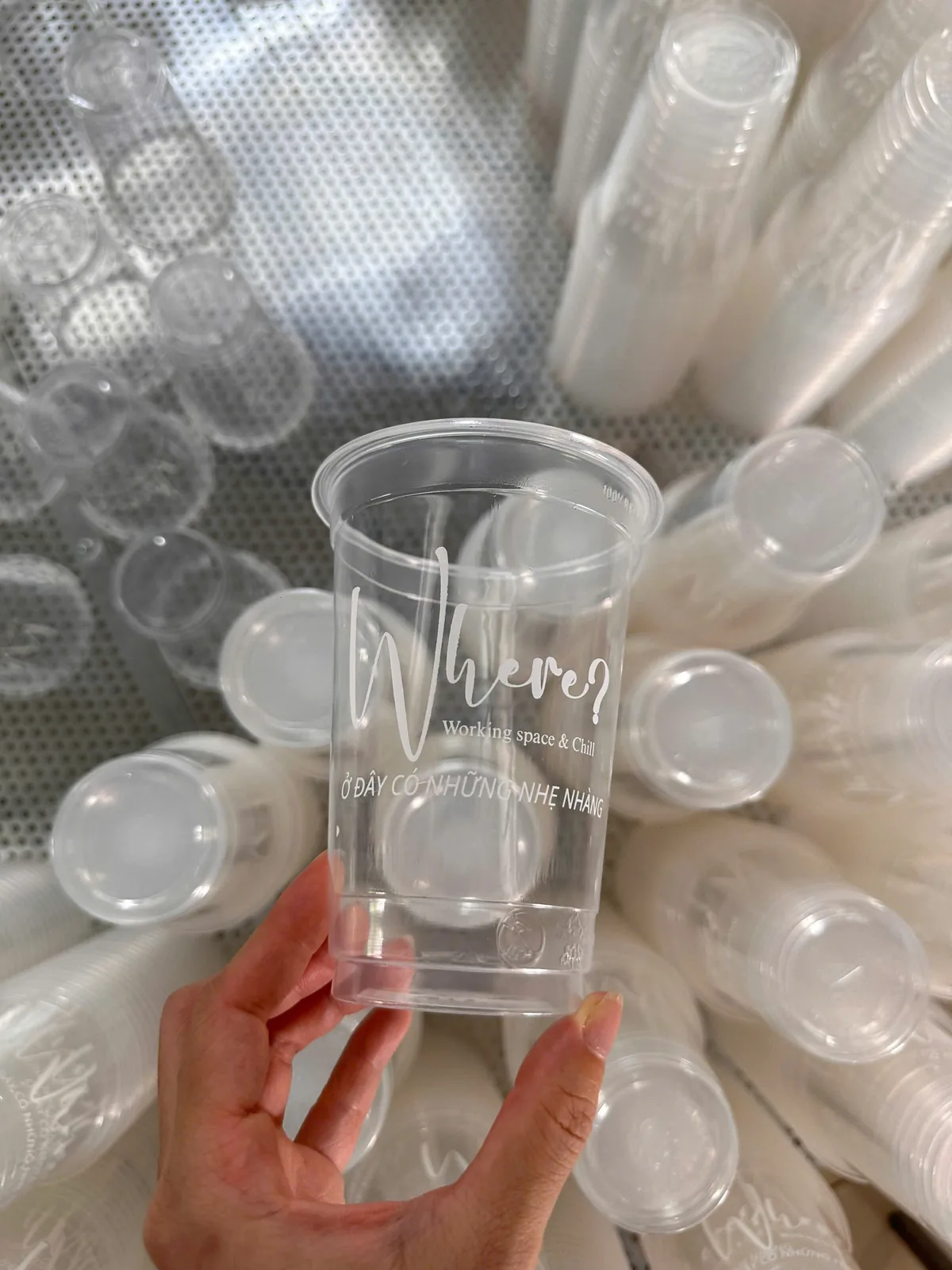 Mẫu cốc nhựa in logo thực tế tại xưởng In Hương Lan
